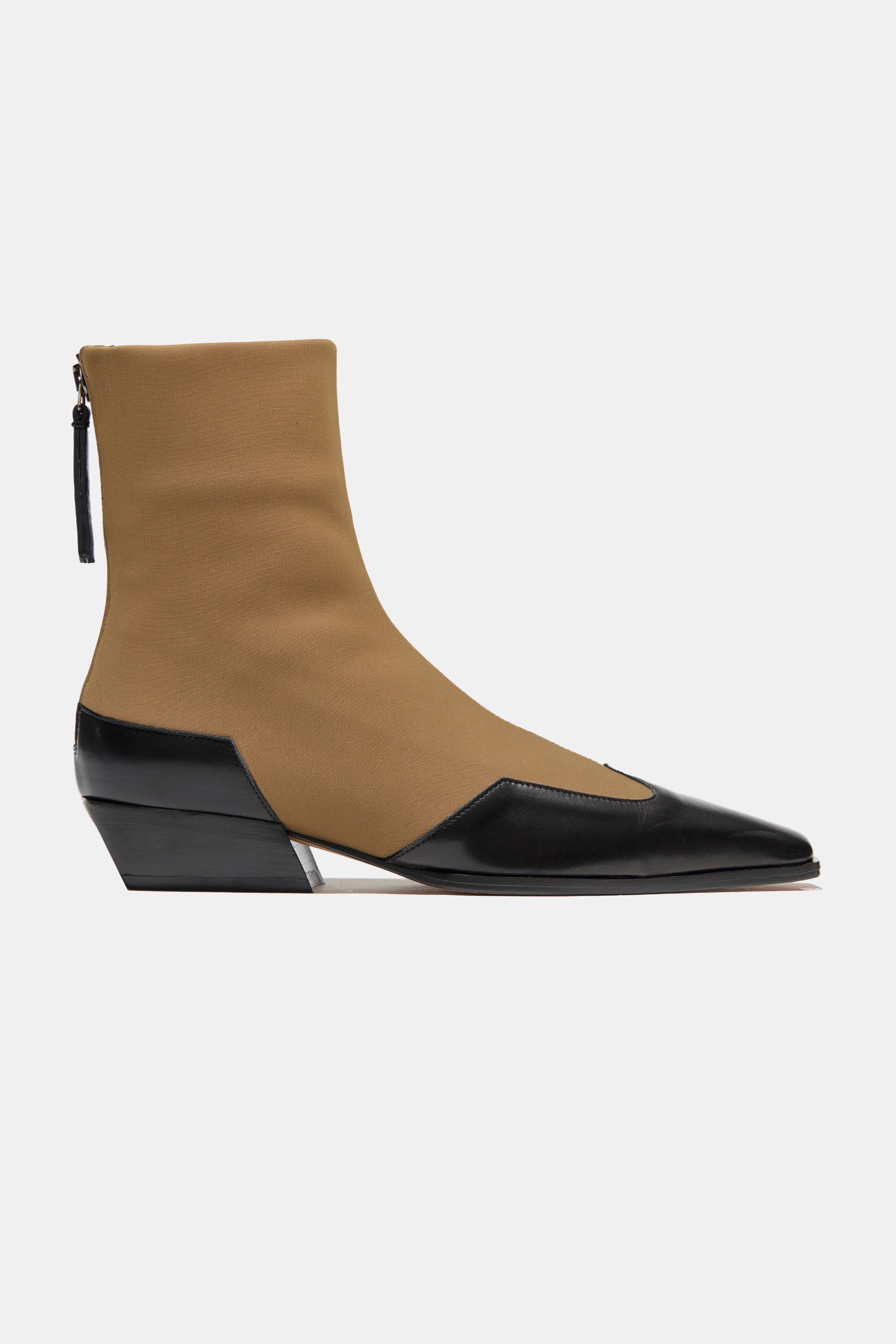 Western Minori in Tan Grosgrain